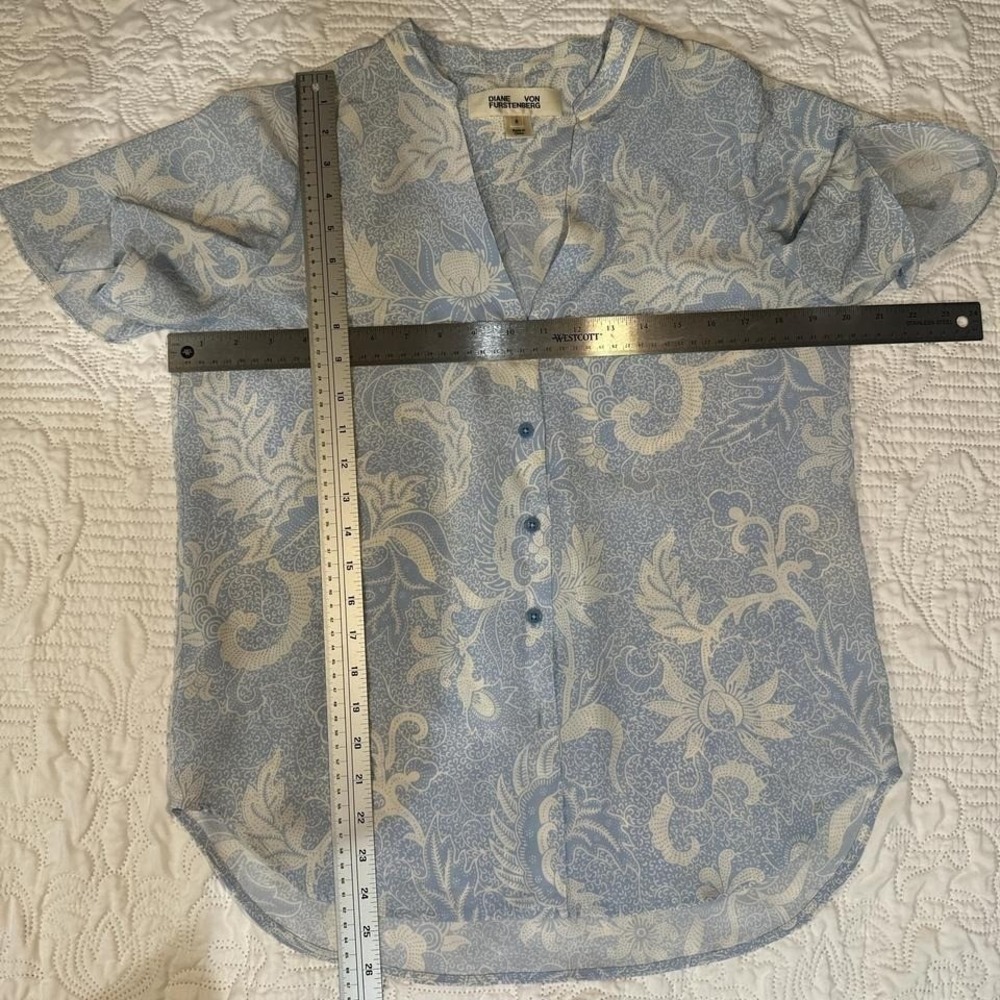 Diane von Furstenberg silk sky blue flowy floral blouse with button up 8 M/L - Picture 6 of 7